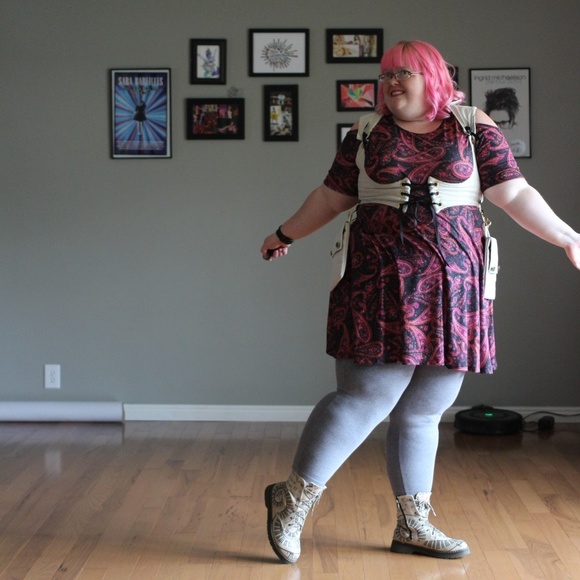 Pink Clove Paisley cold shoulder dress - Picture 2 of 5